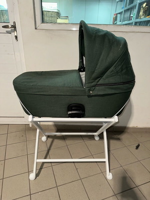 Quax bassinet like new with original stand, green