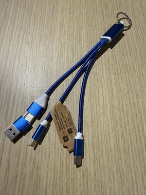 Καλώδια USB και Type C καινούργια, που ενώνουν υπολογιστή με κινητά
