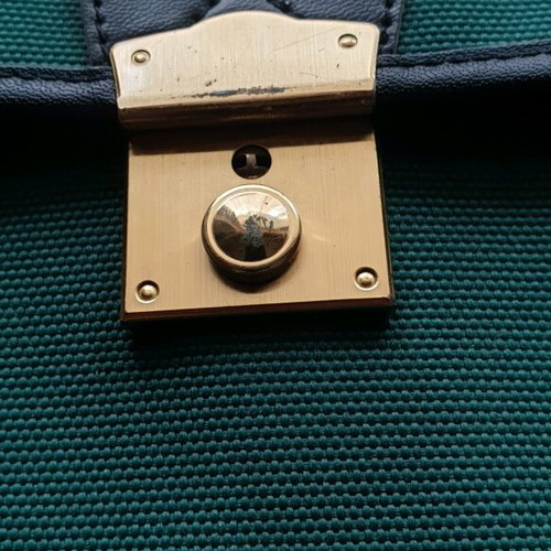 AmiiEt Retro Green Briefcase like new without lock