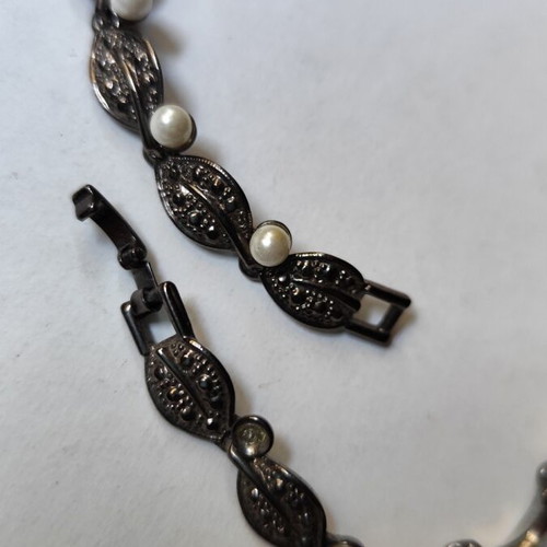 Retro style necklace with pearls like new