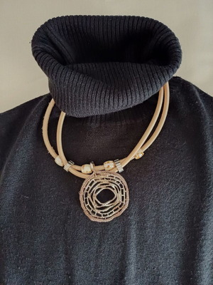 Short necklace used, beige with silver details, length 21.5cm