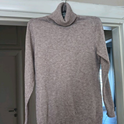 Beige knitted turtleneck sweater like new, size M
