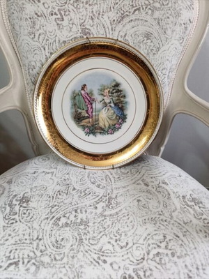 Decorative plate vintage style Fragonard romantic scene gold gilt rim like new 29.5 cm