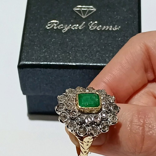 Women's 18k gold ring with emerald and diamonds used