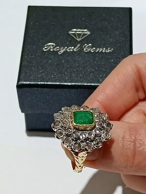 Women's 18k gold ring with emerald and diamonds used