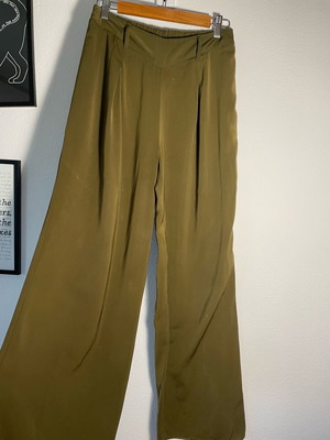 Stradivarius olive wide-leg pants like new, size Small