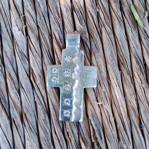 Silver cross with embedded zirconia, like new, Apefthon