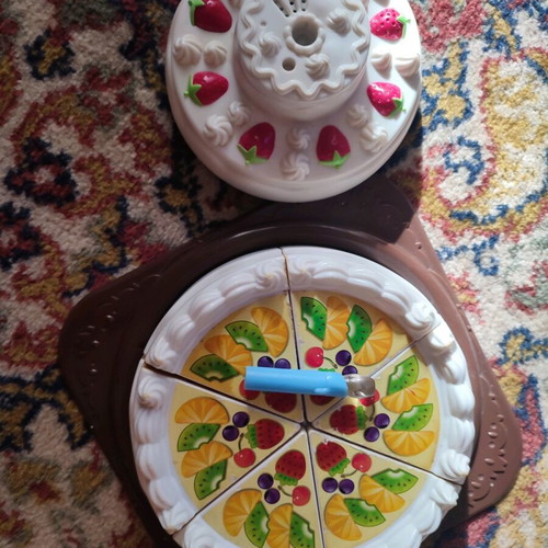 Toy cake used with music and light effects