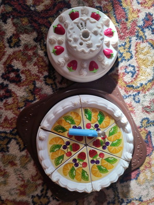 Toy cake used with music and light effects