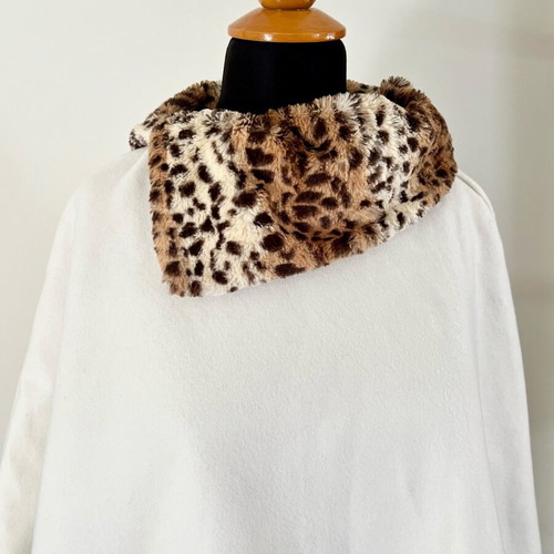 White cape with fur animal print collar like new, one size
