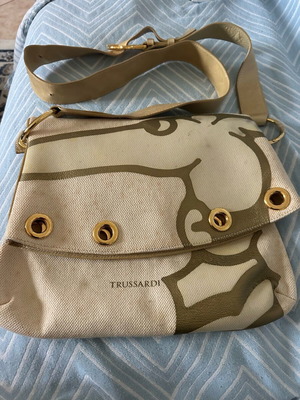 Trussardi χιαστί τσάντα μεταχειρισμένη μπεζ με χρυσά διακοσμητικά
