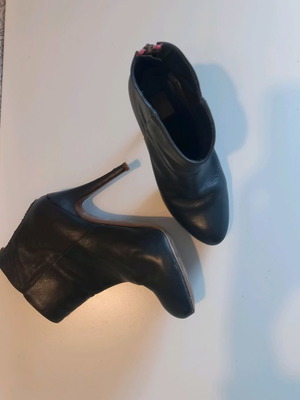 Zara leather ankle boots used, grey with pink zipper, size 37