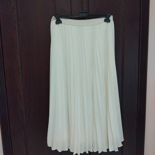 Pleated skirt ecru like new with elastic waist, length 91 cm