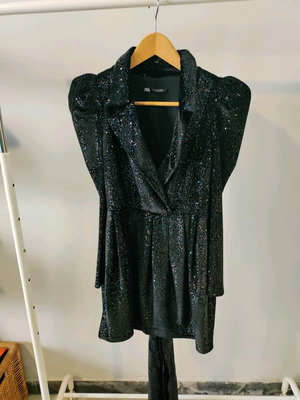 Glitter μίνι φόρεμα Zara μεταχειρισμένο, μαύρο βελούδο με μανίκι βολάν