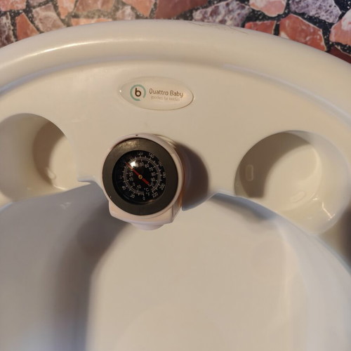 Quattro Baby infant bathtub like new with seat, thermometer, drain tube