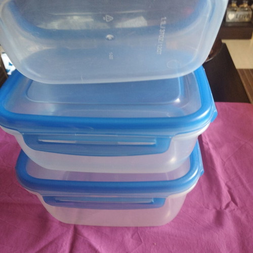 Set of 3 airtight nesting food containers like new