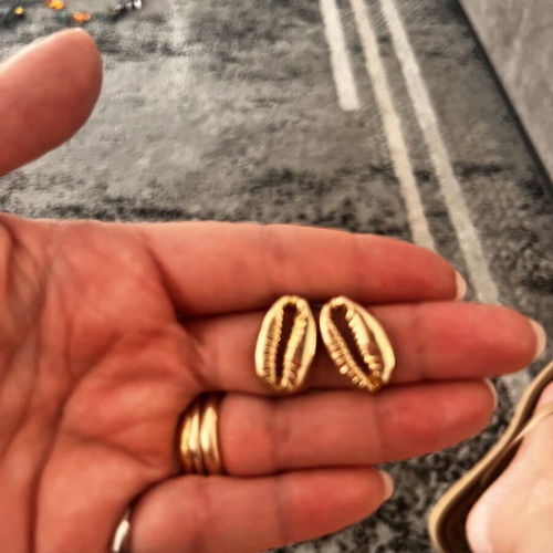 Shell earrings in stainless steel, new, gold color
