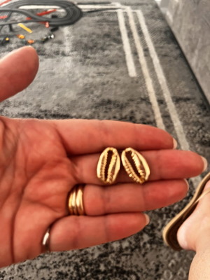 Shell earrings in stainless steel, new, gold color