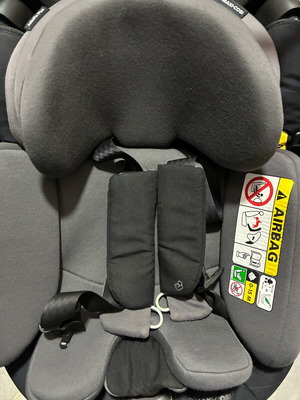 Maxi-Cosi AxissFix Plus car seat used with 360° rotation and ISOFIX
