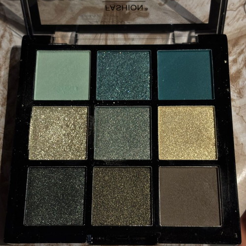 Eyeshadow palette like new, green and earthy shades