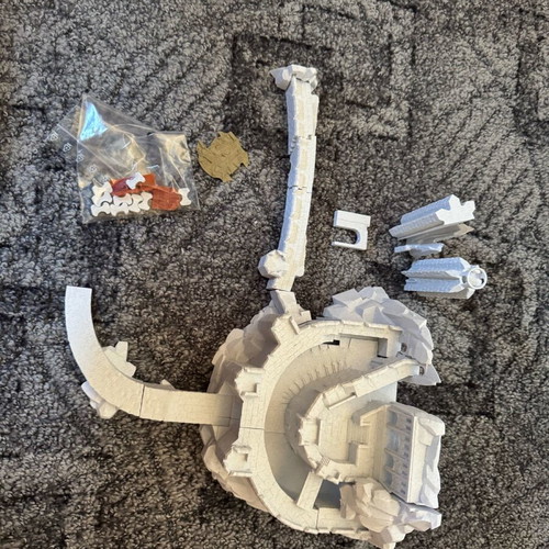 Helms Deep 3D Diorama Mini like new with siege weapons