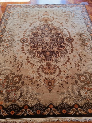 Wool rug used 2.5x3.4 meters with vivid colors
