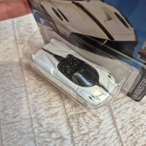 Hot Wheels '17 Pagani Huayra Roadster new, white