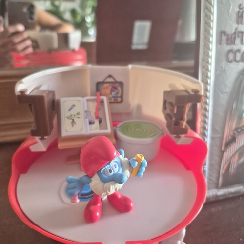 Papa Smurf magic house toy with color-changing figure