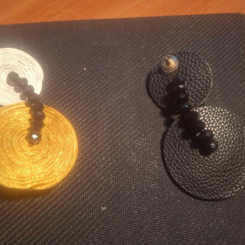 Dangling earrings like new in gold and silver tones
