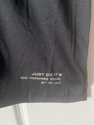 Μπλούζα γυμναστηρίου Nike μέγεθος medium καινούργια, μαύρη