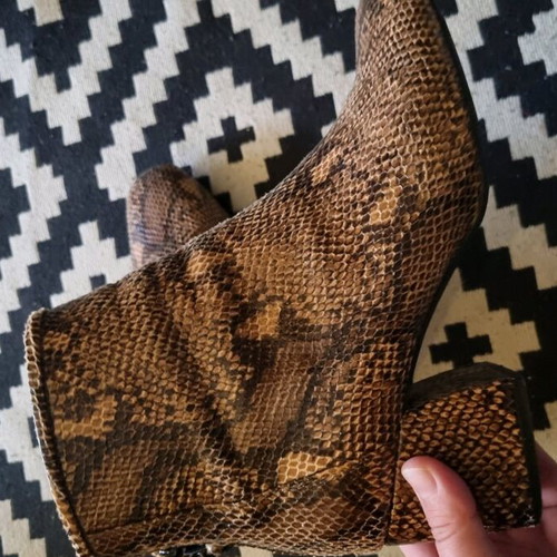 Women's boots used with square heel leather