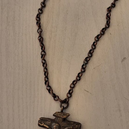 Cross pendant with octagonal chain, Artekko