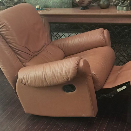 Reclining leather armchair used with automatic mechanism and swivel