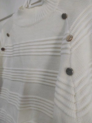 Women's medium knit sweater with gold buttons ecru in excellent condition