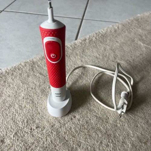 Oral B Braun electric toothbrush like new