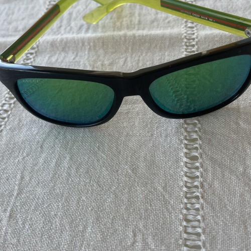 Gucci sunglasses unisex with green mirror lenses and black frame like new