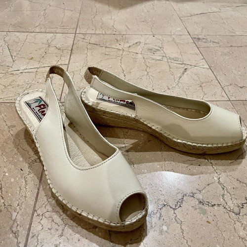 Adam's Shoes beige leather summer sandals like new, size 37