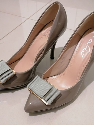 Patent leather pumps like new, size 37, beige-gray with bow