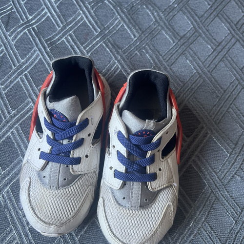 Nike Huarache kids sneakers size 25 used