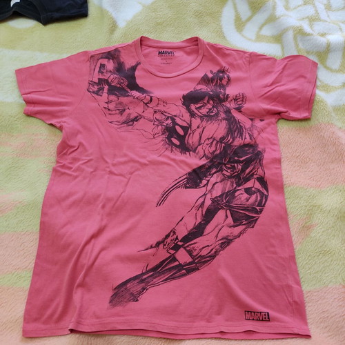 T shirt Marvel Universe size medium like new, red