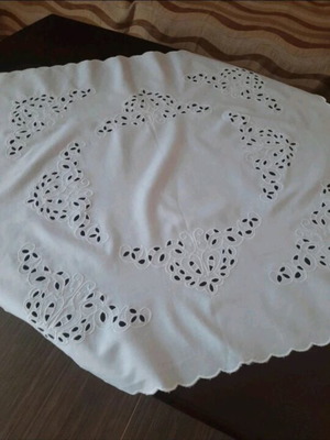 Cutwork tablecloth with 6 napkins like new