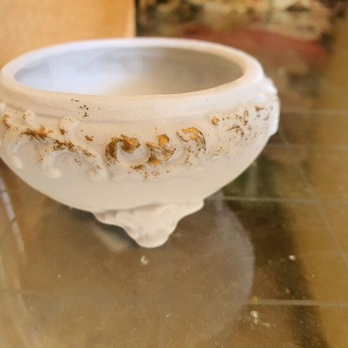 Porcelain box like new with decorative flowers