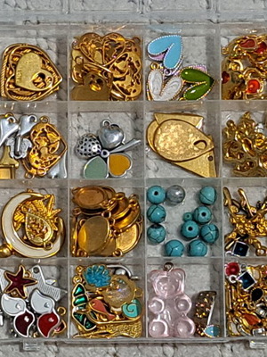 Metal charms and beads set in case, 24 compartments
