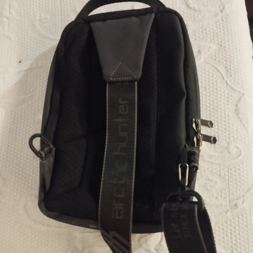 Arctic Hunter XB00541 Crossbody Sling Bag like new, black