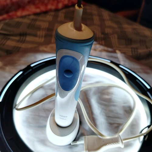 Oral-B electric toothbrush new, wireless with charging base