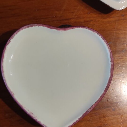 Porcelain jewelry box heart-shaped with romantic Fragonard design like new