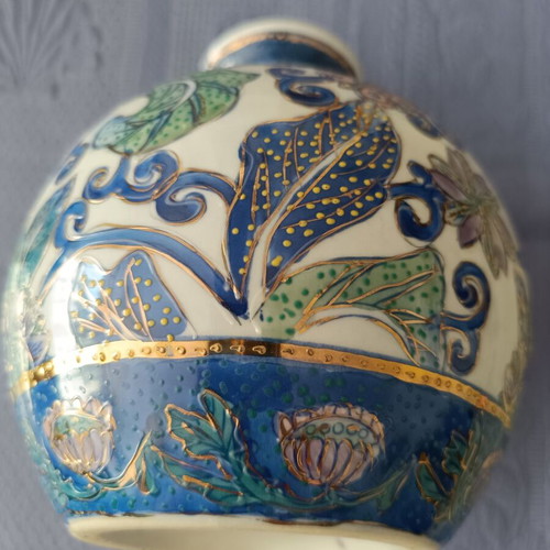 Vintage decorative handpainted vase like new