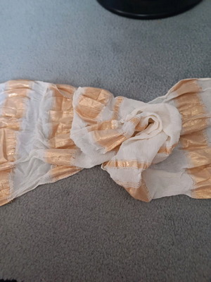 Table runner like new, handmade with decorative weave
