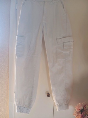 White denim pants like new with pockets and elastic details