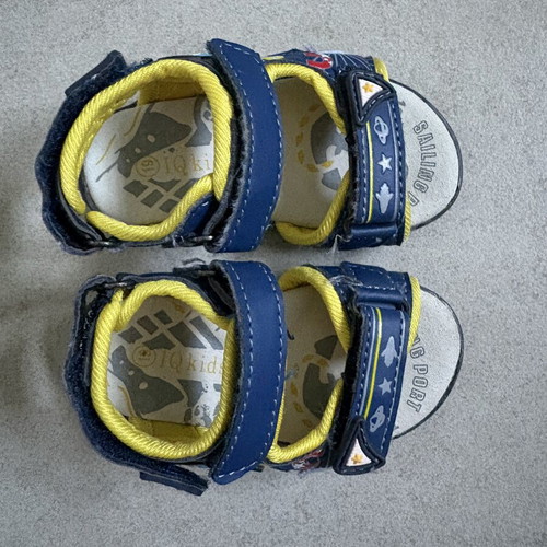 IQ Kids sandals size 19 with lights, like new
